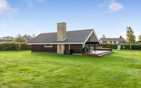 Filipa - 200M from the Sea: Sommerhus, Backyard, Gård, Garden Bygninger, Skur, Sidespor, Udendørs Møbler, Bjælkehytte, Udendørs Struktur, Hytte