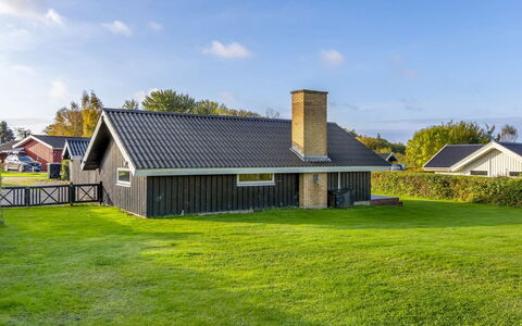 Filipa - 200M from the Sea: Sommerhus, Backyard, Gård, Garden Bygninger, Skur, Sidespor, Udendørs Møbler, Bjælkehytte, Udendørs Struktur, Hytte