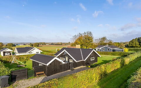 Filipa - 200M from the Sea: Sommerhus, Backyard, Gård, Garden Bygninger, Skur, Sidespor, Udendørs Møbler, Bjælkehytte, Udendørs Struktur, Hytte