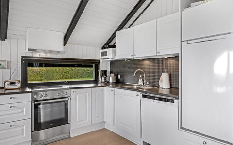 Filipa - 200M from the Sea: Køkken, Større Bandage, Countertop, Køkken Apparat, Indretning, Loft, Gulvbelægning, Sanitærarmatur, Cabinetry, Komfur