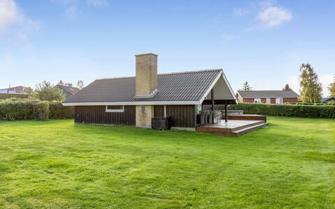 Filipa - 200M from the Sea: Bygning, Tag, Hus, Hjem, Arkitektur, Sommerhus, Boligområde, Stuehus, Lawn, Estate