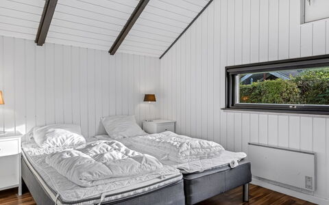 Filipa - 200M from the Sea: Soveværelse, Loft, Seng, Indretning, Sengetøj, Sengetøj, Etage, Bed Frame, Sengetøj, Hårdttræ