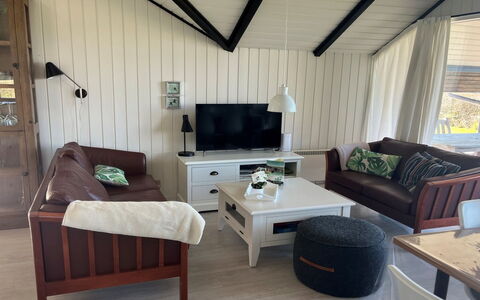 Filipa - 200M from the Sea: Møbel, Indretning, Træ, Gulvbelægning, Etage, Loft, Couch, Værelse, Stue, Belysning
