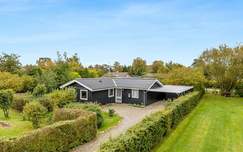 Lymke - 450M from the Sea: Hjem, Tag, Hus, Dør, Sommerhus, Skygge, Have, Bunddække, Veranda, Gård