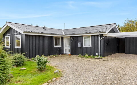 Lymke - 450M from the Sea: Hjem, Tag, Hus, Dør, Sommerhus, Skygge, Have, Bunddække, Veranda, Gård