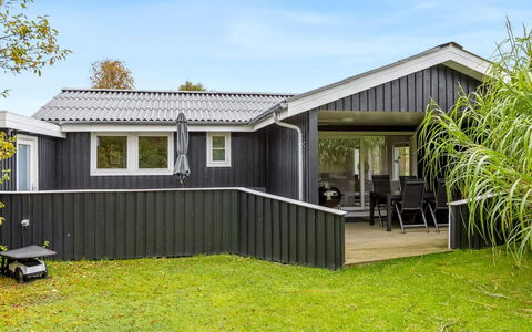 Lymke - 450M from the Sea: Hjem, Tag, Hus, Dør, Sommerhus, Skygge, Have, Bunddække, Veranda, Gård