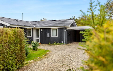 Lymke - 450M from the Sea: Hjem, Tag, Hus, Dør, Sommerhus, Skygge, Have, Bunddække, Veranda, Gård