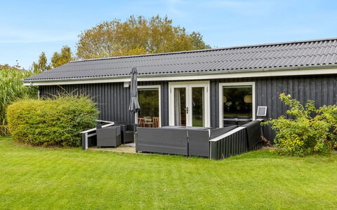 Lymke - 450M from the Sea: Hjem, Tag, Hus, Dør, Sommerhus, Skygge, Have, Bunddække, Veranda, Gård