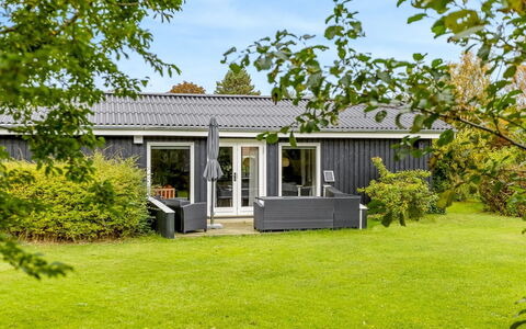 Lymke - 450M from the Sea: Hjem, Tag, Hus, Dør, Sommerhus, Skygge, Have, Bunddække, Veranda, Gård