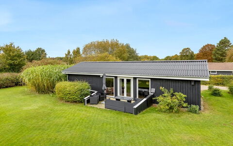 Lymke - 450M from the Sea: Hjem, Tag, Hus, Dør, Sommerhus, Skygge, Have, Bunddække, Veranda, Gård