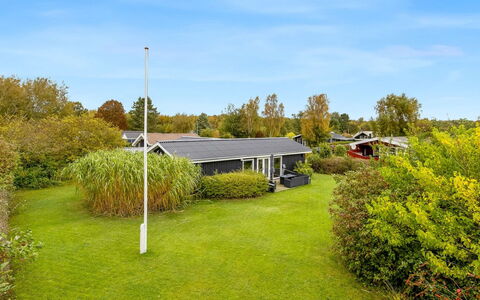Lymke - 450M from the Sea: Hjem, Tag, Hus, Dør, Sommerhus, Skygge, Have, Bunddække, Veranda, Gård