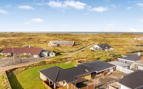 Gisa - 500M from the Sea: Møbel, Træ, Indretning, Gulvbelægning, Etage, Stol, Værelse, Loft, Stue, Lejlighed