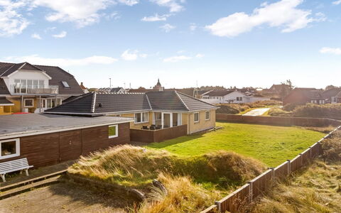 Gisa - 500M from the Sea: Møbel, Træ, Indretning, Gulvbelægning, Etage, Stol, Værelse, Loft, Stue, Lejlighed