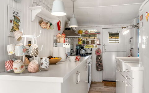 Kamilla - from the Sea: Indretning, Køkken, Lysarmatur, Loft, Møbel, Belysning, Værelse, Countertop, Cabinetry, Håndvask