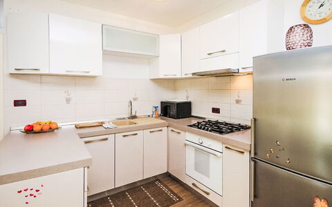 Marlen: Køkken Apparat, Køkken, Countertop, Større Bandage, Cabinetry, Komfur, Indretning, Møbel, Træ, Gulvbelægning