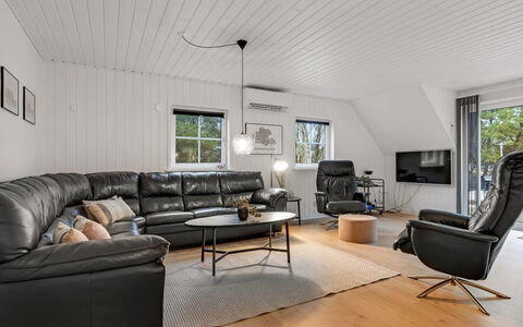 Alvina - 3.2Km from the Sea: Indretning, Couch, Gulvbelægning, Træ, Loft, Møbel, Stue, Etage, Hjem, Trægulve