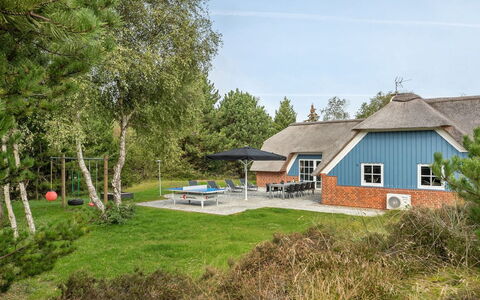 Alvina - 3.2Km from the Sea: Tag, Hus, Hjem, Sommerhus, Dør, Sidespor, Dæk, Veranda, Planke, Hårdttræ