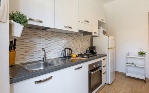 Casa La Conchiglia: Countertop, Køkken, Større Bandage, Køkken Apparat, Møbel, Indretning, Træ, Gulvbelægning, Cabinetry, Køkkenvask