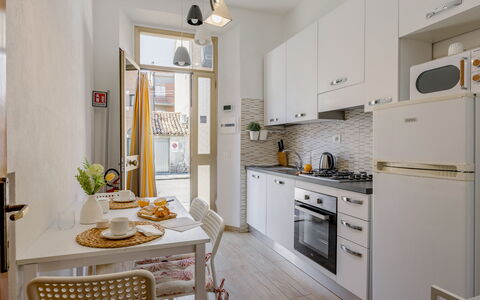 Casa La Conchiglia: Køkken Apparat, Møbel, Køkken, Indretning, Større Bandage, Countertop, Gulvbelægning, Træ, Husholdningsapparat, Cabinetry