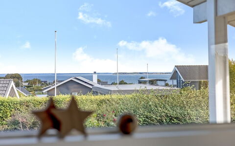Tjarven - 350M from the Sea: Himmel, Hjem, Boligområde, Tag, Hus, Sommerhus, Estate, Sidespor, Skygge, Forstad