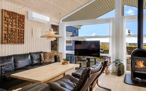 Tjarven - 350M from the Sea: Træ, Indretning, Møbel, Hjem, Couch, Loft, Stue, Belysning, Etage