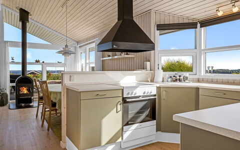 Tjarven - 350M from the Sea: Indretning, Gulvbelægning, Køkken, Loft, Countertop, Træ, Etage, Cabinetry, Møbel, Køkken Apparat