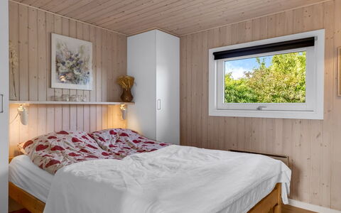 Tjarven - 350M from the Sea: Soveværelse, Træ, Seng, Indretning, Gulvbelægning, Sengetøj, Etage, Møbel, Loft, Sengetøj