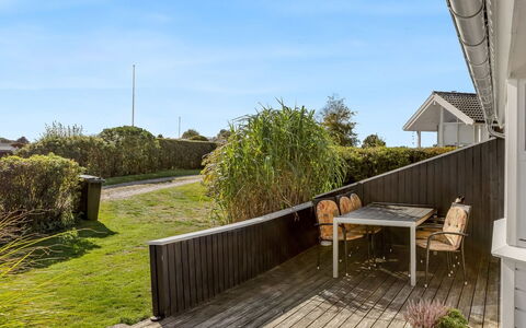 Tjarven - 350M from the Sea: Træ, Tag, Hjem, Land Lot, Veranda, Dæk, Planke, Skygge, Hårdttræ, Sommerhus