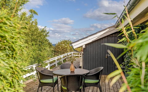 Tjarven - 350M from the Sea: Veranda, Hårdttræ, Skygge, Stol, Dæk, Have, Gelænder, Eco Hotel, Udendørs Møbler, Altan