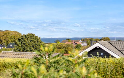 Tjarven - 350M from the Sea: Himmel, Blå, Grøn, Busk, Landskab, Sky, Hjem, Sollys, Sommerhus, Forstad