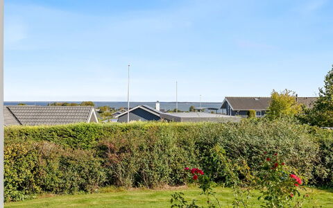 Tjarven - 350M from the Sea: Himmel, Blå, Busk, Land Lot, Bunddække, Hæk, Have, Landscaping, Lawn, Forstad