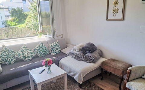 Villa Rose: Møbel, Couch, Indretning, Pude, Etage, Gulvbelægning, Stue, Værelse, Hjem, Throw Pillow
