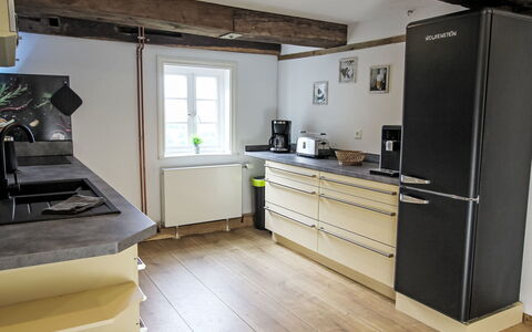 Schwalenberg 111: Køkken Apparat, Gulvbelægning, Større Bandage, Træ, Køkken, Indretning, Møbel, Etage, Husholdningsapparat, Cabinetry