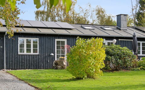Domi - 1.3Km from the Sea: Bygning, Hus, Vindue, Hjem, Tag, Boligområde, Busk, Sommerhus, Land Lot