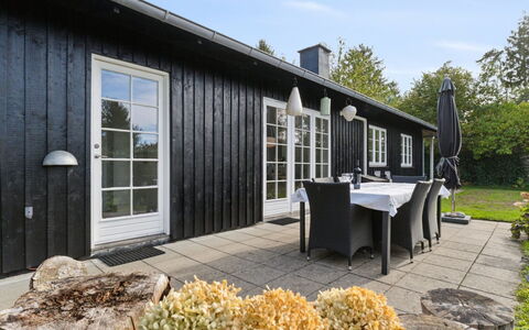 Domi - 1.3Km from the Sea: Bygning, Hus, Vindue, Hjem, Tag, Boligområde, Busk, Sommerhus, Land Lot