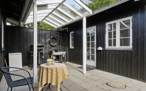Domi - 1.3Km from the Sea: Bygning, Hus, Vindue, Hjem, Tag, Boligområde, Busk, Sommerhus, Land Lot