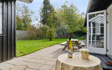 Domi - 1.3Km from the Sea: Bygning, Hus, Vindue, Hjem, Tag, Boligområde, Busk, Sommerhus, Land Lot