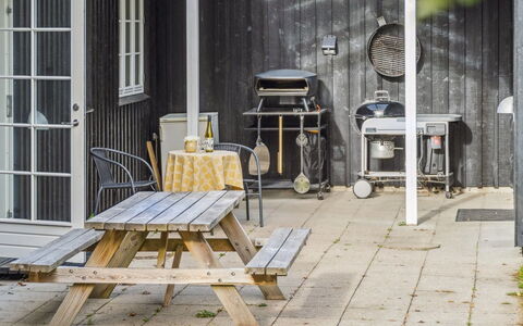 Domi - 1.3Km from the Sea: Bygning, Hus, Vindue, Hjem, Tag, Boligområde, Busk, Sommerhus, Land Lot