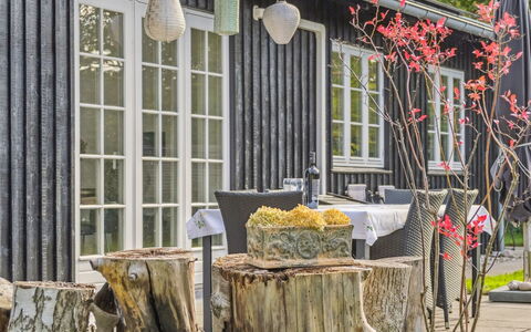 Domi - 1.3Km from the Sea: Bygning, Hus, Vindue, Hjem, Tag, Boligområde, Busk, Sommerhus, Land Lot