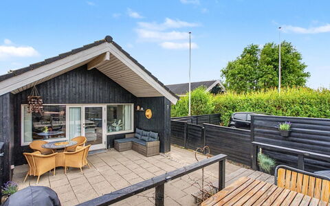 Lanica - 150M from the Sea: Hus, Hjem, Tag, Sommerhus, Skygge, Udvej, Dæk, Sidespor, Design, Veranda