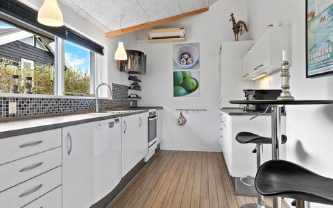 Lanica - 150M from the Sea: Køkken, Countertop, Køkken Apparat, Indretning, Større Bandage, Gulvbelægning, Loft, Husholdningsapparat, Møbel, Cabinetry