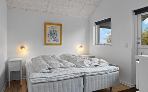 Lanica - 150M from the Sea: Soveværelse, Loft, Hjem, Seng, Sengetøj, Sengetøj, Bed Frame, Fryser, Sengetøj, Dagslys