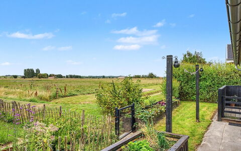 Lanica - 150M from the Sea: Himmel, Busk, Land Lot, Plantesamfund, Bunddække, Hegn, Have, Eng, Prærie
