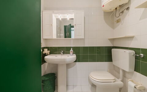 Appartamento Residence Henderson: Toiletbræt, Badeværelse, Sanitærarmatur, Toilet, Gulvbelægning, Håndvask, Badeværelsesvask, Etage, Indretning, Tap