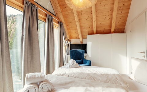 Chalet Nr. 1 mit 2 Sz, Sauna & Whirlpool: Soveværelse, Træ, Seng, Møbel, Indretning, Sengetøj, Sengetøj, Sengetøj, Loft, Etage