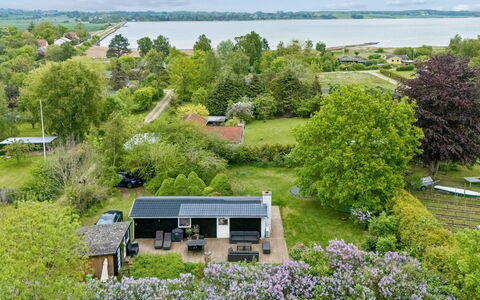 Gun - 300M to the Fjord: Busk, Landskab, Plantesamfund, Sommerhus, Have, Estate, Landscaping, Lawn, Plantation, Parkere