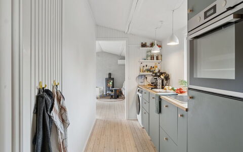 Gun - 300M to the Fjord: Køkken, Træ, Gulvbelægning, Indretning, Loft, Større Bandage, Køkken Apparat, Countertop, Belysning, Lysarmatur