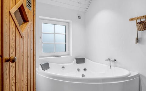 Amber - 300M from the Sea: Badekar, Sanitærarmatur, Badeværelse, Etage, Loft, Vvs, Tap, Jacuzzi