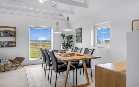 Amber - 300M from the Sea: Møbel, Gulvbelægning, Træ, Bord, Spisestue, Køkken & Spisebord, Etage, Indretning, Trægulve, Stol