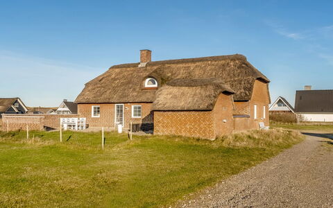 Amber - 300M from the Sea: Hus, Tag, Hjem, Sommerhus, Skur, Garden Bygninger, Sidespor, Gård, Bjælkehytte, Hytte